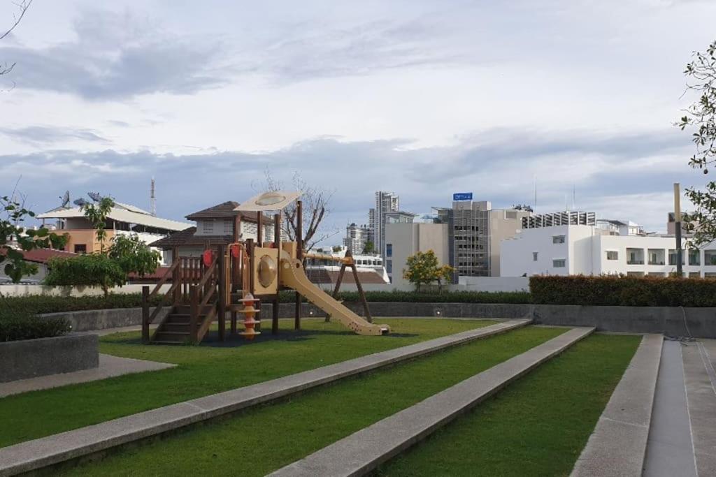 The Base Central Pattaya Quiet King-Bed With Infinity Pool & Free Netflix Esterno foto